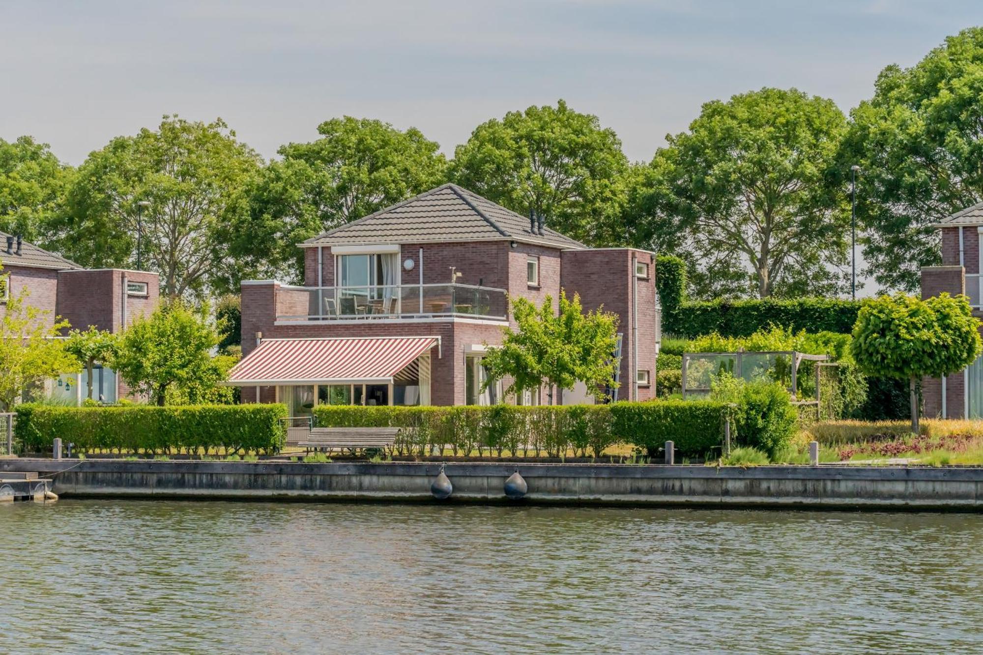 Nautic Rentals - Marinapark Oude-Tonge Bagian luar foto