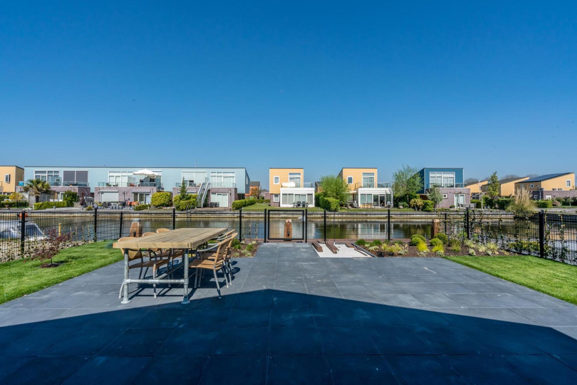 Nautic Rentals - Marinapark Oude-Tonge Bagian luar foto